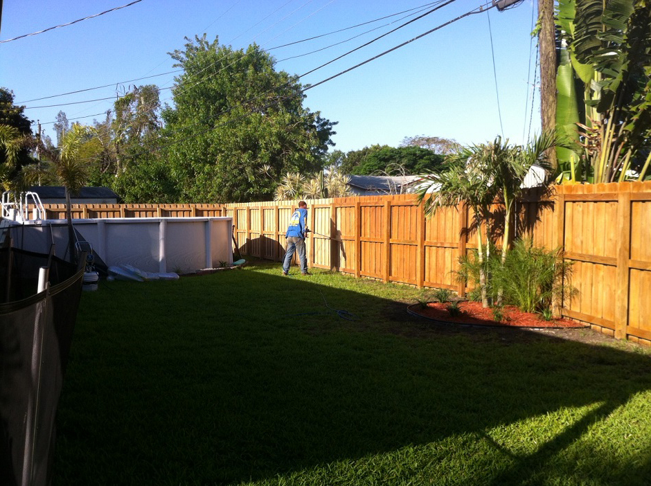 Fence Pressure Cleaning and Sealing